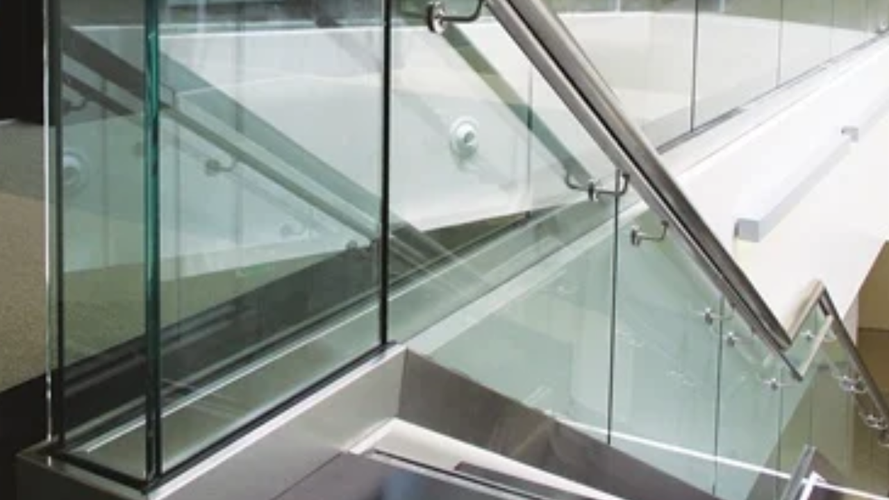 How to Choose The Right Custom Glass Railing Manufacturer?